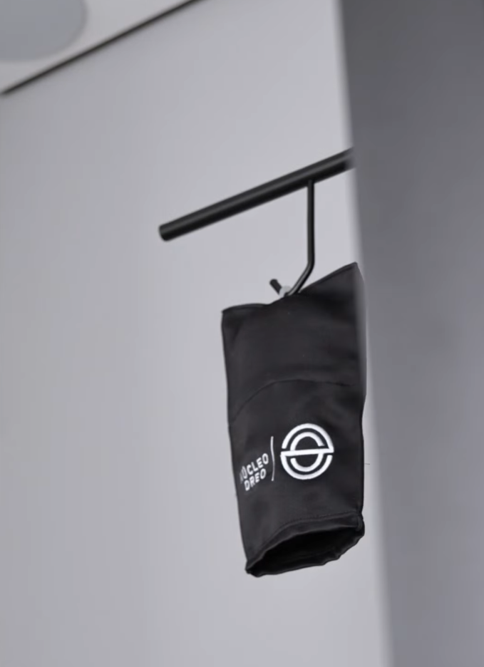 Necessaire preta com o símbolo do Núcleo DREO